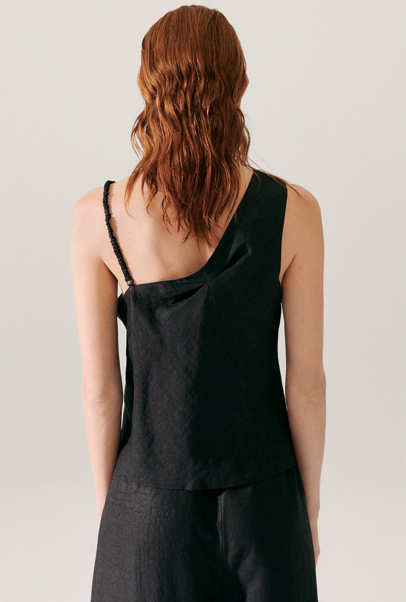 MUD SILK ONE SHOULDER TOP BLACK