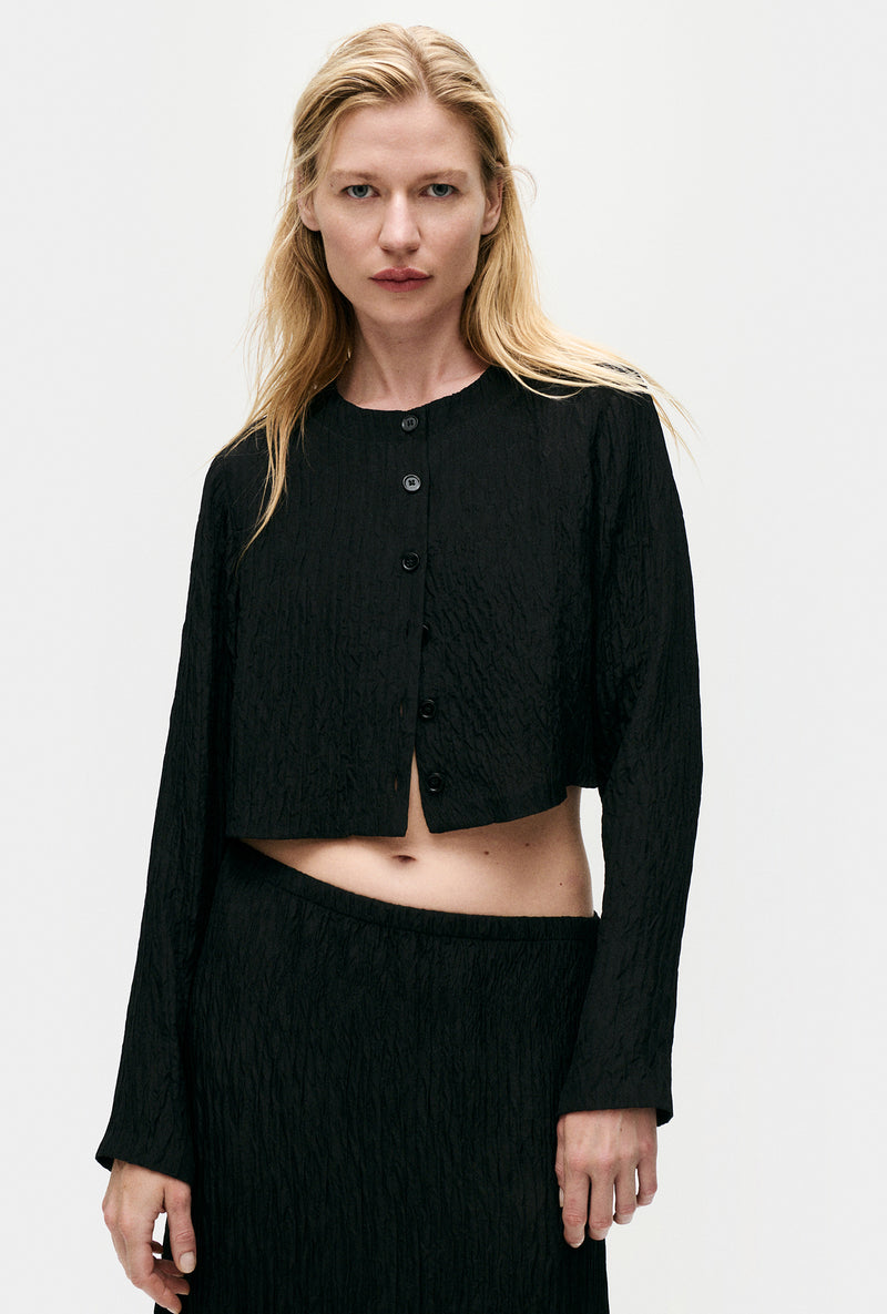 CRINKLE COLLARLESS CROP SHIRT BLACK