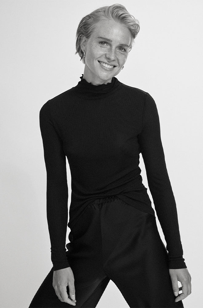 RIBBED TURTLENECK BLACK